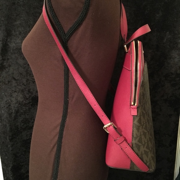 NWT - MICHAEL KORS SIGNATURE BACKPACK - CUTE!!! main image 5